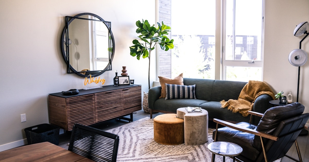 סלון מודרני עם צמחייה ורהיט עץ