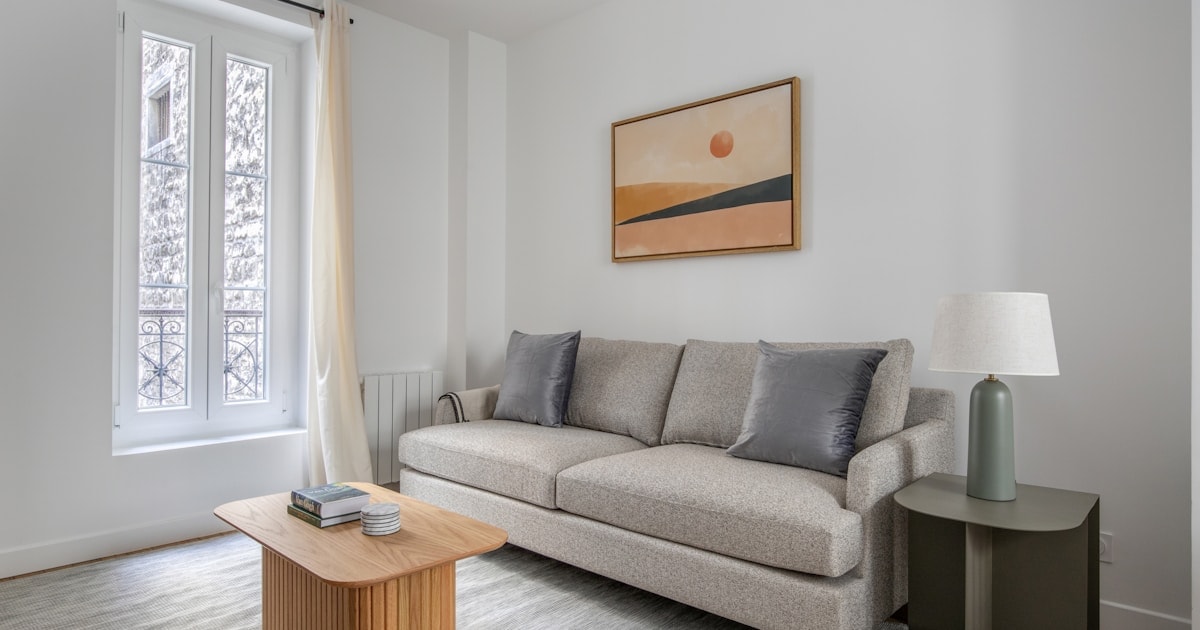 סלון יוקרתי עם חלון גדול ונוף