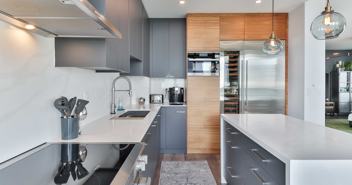 מטבח מודרני עם אי ומשטחים