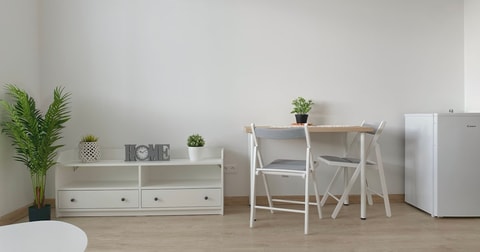 עיצוב חלל קטן פונקציונלי ומרווח